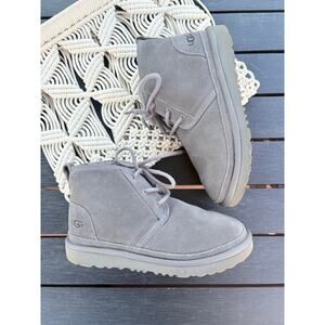 Ugg Kids Neumel II Chukka Boots Size 4 Gray Suede Leather Winter Booties